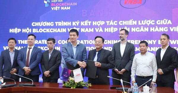 Signing ceremony between Vietnam Banking Association and Vietnam Blockchain Association