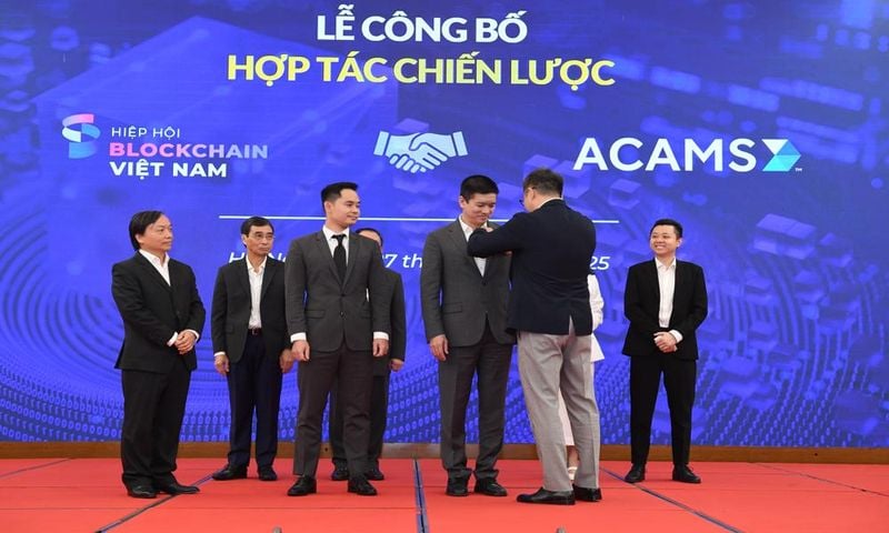 VBA becomes exclusive partner of ACAMS in Vietnam — award ceremony
